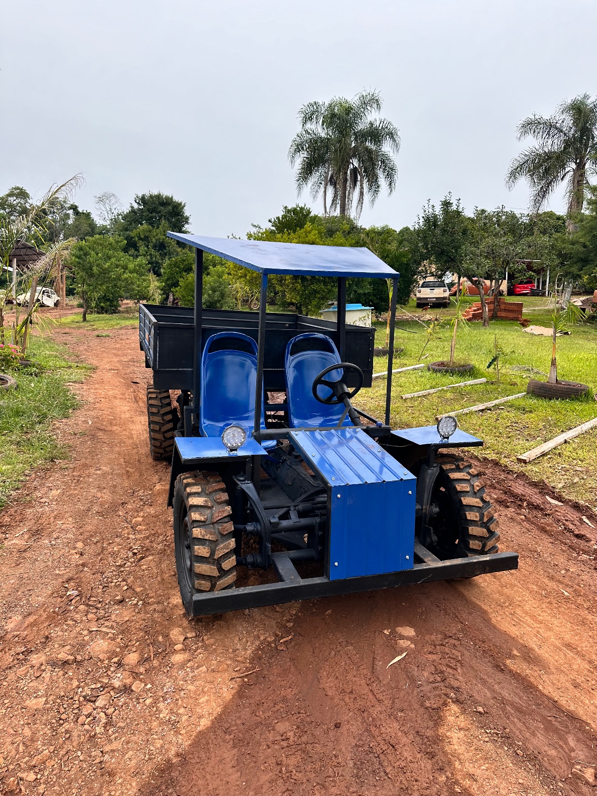 Carreta agrícola 4x2 fusca toldo em chapa e bancos individuais